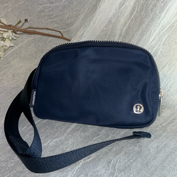 lululemon athletica Handbags - Lululemon everywhere belt bag, navy blue